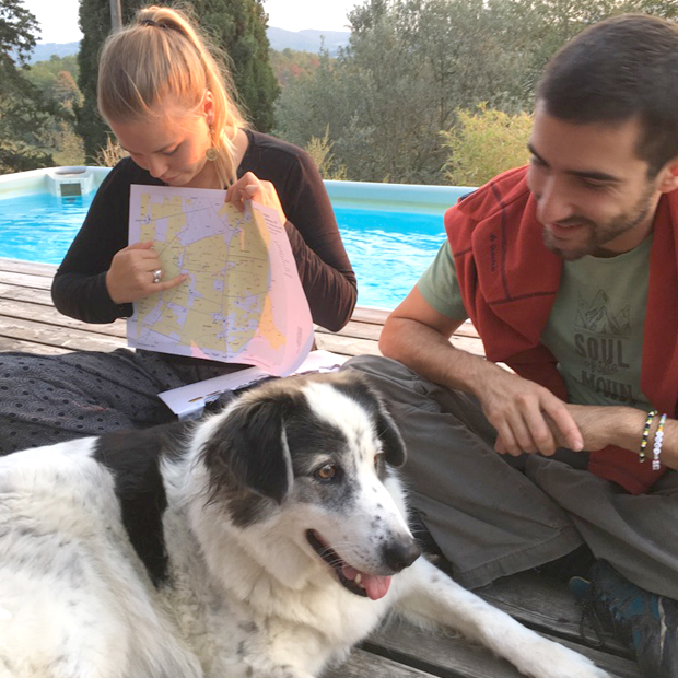 Caption:Emma, Andrea e il loro cane Pinta progettano Langmyre Vineri il loro vigneto sostenibile in Svezia.
